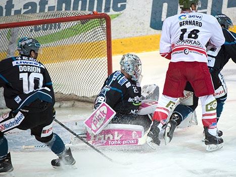 Michael Ouzas, Linz und Anton Bernard, Bozen, EHC Liwest Black Wings Linz vs HCB Suedtirol, 5. Viertelfinale