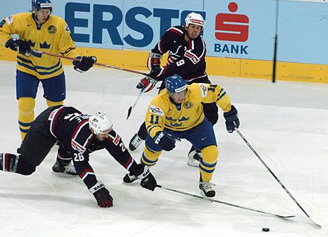 #11 Daniel Alfredsson,Schweden enteilt dem US-Amerikaner #26 Mike Knuble. 