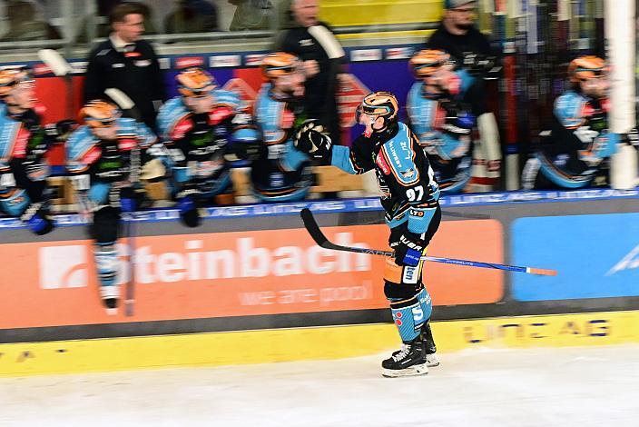 Fier zum Tor zum 2  zu 0 durch Luka Maver (Steinbach Black Wings Linz) Win2Day ICE Hockey League,  Steinbach Black Wings Linz vs HCB Suedtirol Alperia ,  Linz AG Eisarena