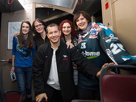 Robert Lukas, EHC Liwest Black Wings Linz mit Fans in der Strassenbahn.