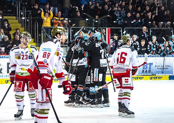 Im Bild: Linz feiert das 4 zu 4 durch Brian Lebler (EHC Liwest Black Wings Linz)  Eishockey,  EHC Liwest Black Wings Linz vs HCB SÃ¼dtirol Alperia 