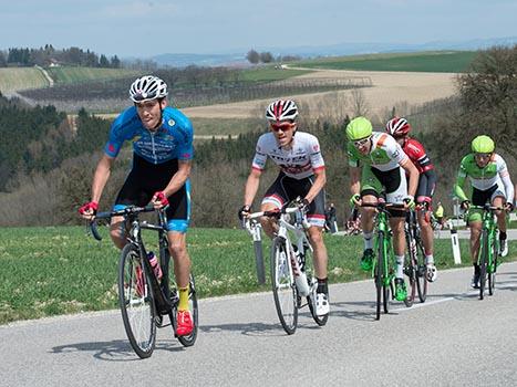 v.l. Michael Gogl, Team Felbermayr Simplon Wels, Riccardo Zoidl, Team Trek, Josef Benetseder, Hrinkow Adverics Cycleang Team. 54. Int. Kirschbluetenrennen, Wels