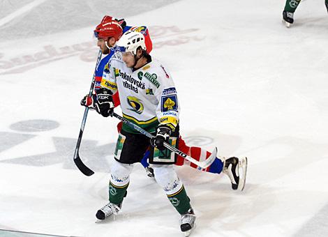 #34 Vaclav Skuhravy, HC Energie Karlovy Vary, dahinter die #92 Tomas Vak, Stuermer, HC Mountfield Budweis.