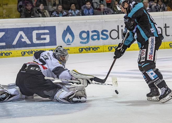 Tormann Juha Rasmus Rinne (Dornbirn Bulldogs) vor Michael Davies (EHC Liwest Black Wings Linz)  EHC Liwest Black Wings Linz vs Dornbirn Bulldogs
