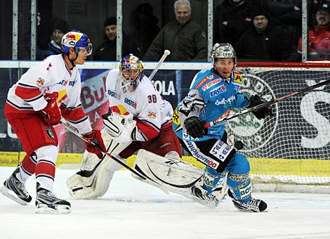 Gregor Baumgartner, Stuermer, Linz vor Reinhard Divis, Tormann und Thomas Raffl, Verteidiger, beide Salzburg, Liwest Black Wings Linz vs. EC Red Bull Salzburg