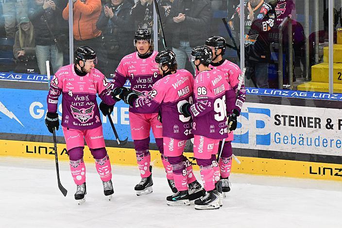 Die Steinbach Black Wings Linz feiern das Tor zum 3 zu 0 durch Oskar Maier (Steinbach Black Wings Linz). ICE, Steinbach Black Wings Linz vs HC Tiwag Innsbruck - Die Haie Linz, AG Eisarena 