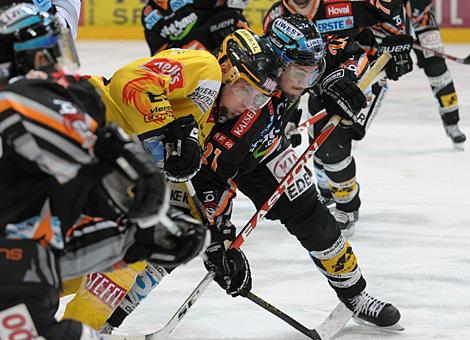 Philipp Lukas Liwest Black Wings Linz gegen Benoit Gratton EV Vienna Capitals