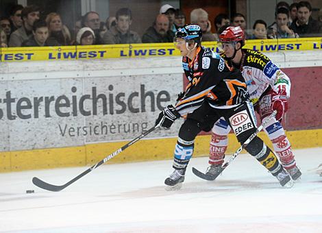 Martin Grabher-Meier, Liwest Black Wings Linz verfolgt von Paul Schellander, EC KAC.