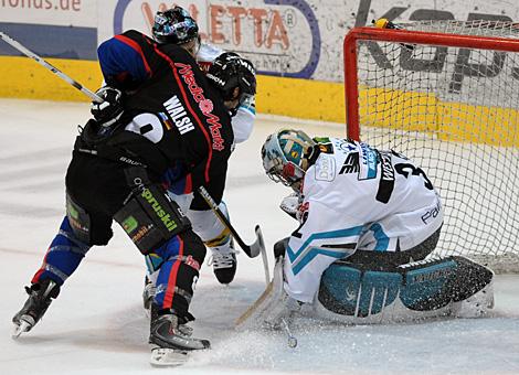 Alex Westlund, Tormann, EHC Liwest Black Wings Linz klaert vor dem anstuermenden Ingolstaedter, Walsh.
