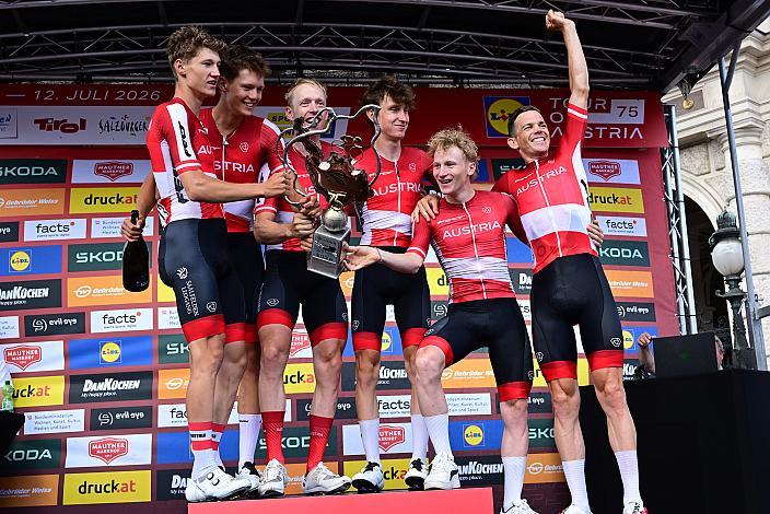 Das Team Österreich feiert mit Gregor Mühlberger (AUT, Austria) den Gesamtsieg, 5. Etappe von Langenlois nach Wien, 109km, Tour of Austria
