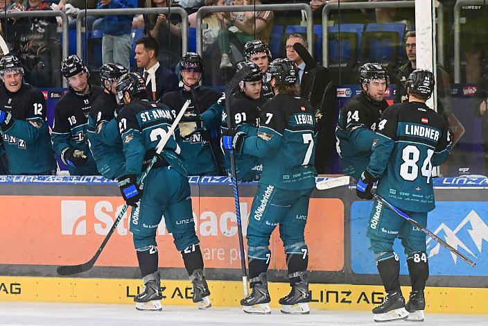 Die Steinbach Black Wings Linz feiern das Tor zum 2 zu 4, Testspiel Steinbach Black Wings Linz vs Straubing Tigers, Linz AG Eisarena 