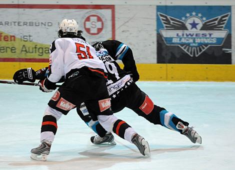 #29 Markus Matthiasson, Stuermer, Liwest Black Wings Linz im Duell mit der #51 Mitja Robar, Verteidiger, HK Acroni Jesenice.