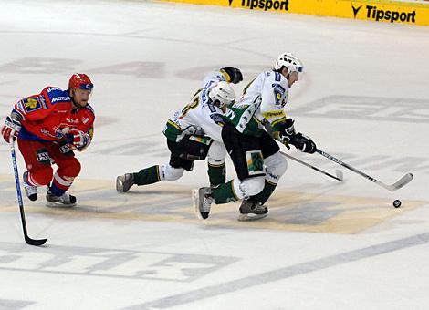 #7 Milan Toman, Verteidiger, HC Mountfield Budweis hat gegen die #23 Lukas Pech und #34 Vaclav Skuhravy, HC Energie Karlovy Vary, dass nachsehen.