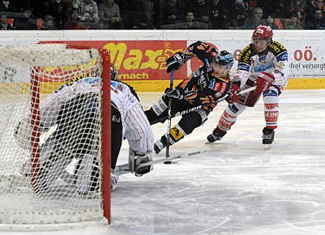 Daniel Oberkofler Liwest Black Wings Linz, gehakt von Jeff Tory,EC KAC