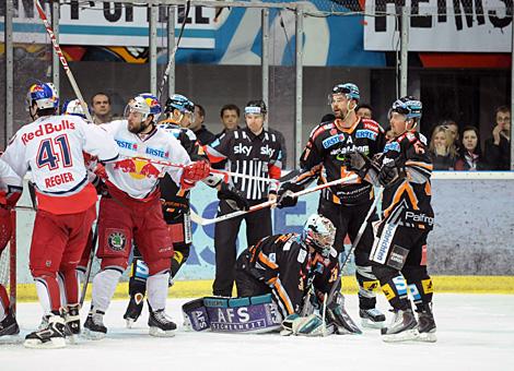 Alex Westlund Liwest Black Wings sichert den Puck in den letzten Sekunden vor Spielende