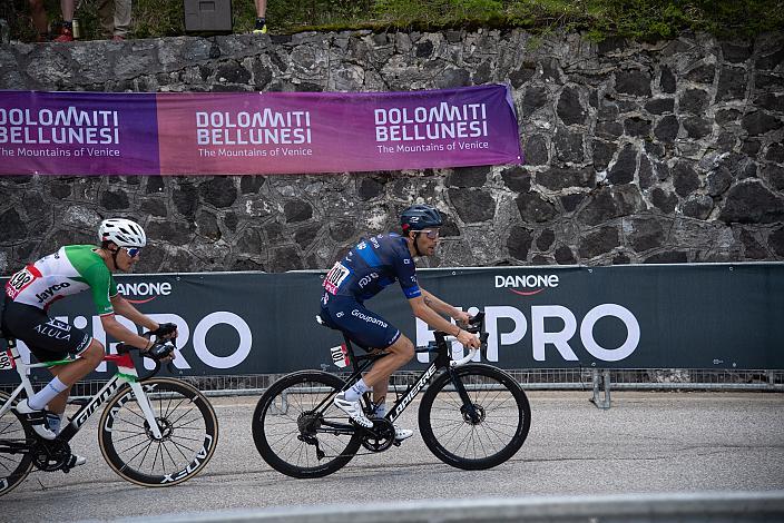 v.l. Etappensieger Filippo Zana (ITA, Team Jayco AlUla), Thibaut Pinot (FRA, Groupama - FDJ), 106. Giro d Italia, Stage 18, Oderzo - Val di Zoldo (Palafavera), (161km)