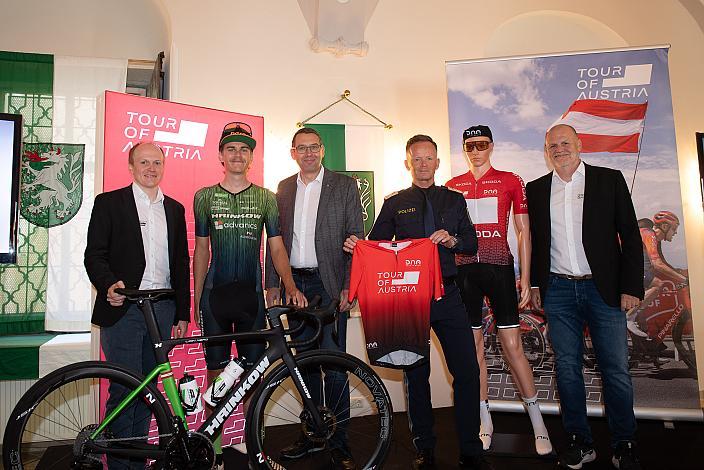 v.l. Team Manager Dominik Hrinkow (AUT, Hrinkow Advarics Cycleang Team), Maximilian Kabas (AUT, Hrinkow Advarics), Ing. Markus Vogl Bürgermeister der Stadt Steyr, polizei, Alexander Hrinkow (Hrinkow Advarics), Präsentation 2. Etappe, Maria Taferl Steyr 