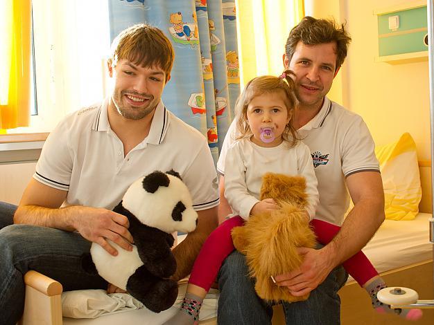 Die Linzer Black Wings, ueberbringen die gesammelten Stofftiere in der Landeskinderklinik im Bild Andrew Jacob Kozek und Mark Szuecs 