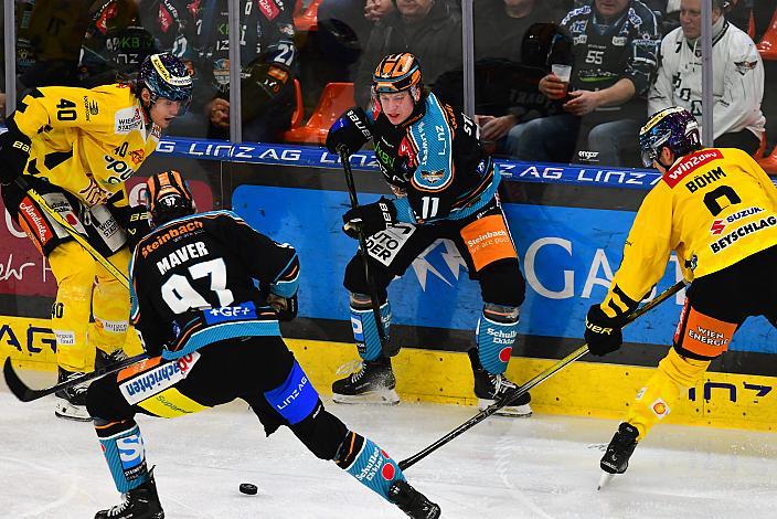  Luka Maver (Steinbach Black Wings Linz), Brodi Stuart (Steinbach Black Wings Linz) Win2Day ICE Hockey League,  Steinbach Black Wings Linz vs Spusu Vienna Capitals,  Linz AG Eisarena 