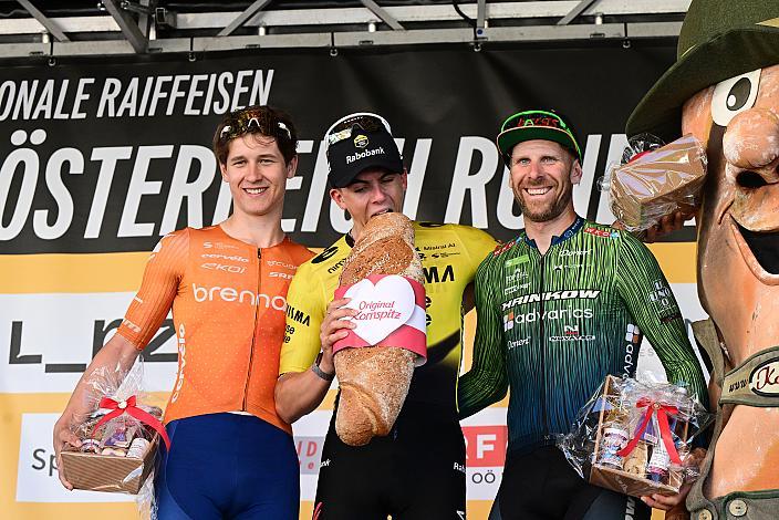 Sieger Henry Hobbs (GBR, Team Visma - Lease a Bike Development Team), 2. Platz Reuben AGE-BROWN (AUS, Team Brennan), 3. Platz Filippo Fortin (ITA, Hrinkow Advarics), Zieleinfahrt in Reichersberg 2. Etappe Eferding - Reichersberg, Oberösterreich Rundfahrt
