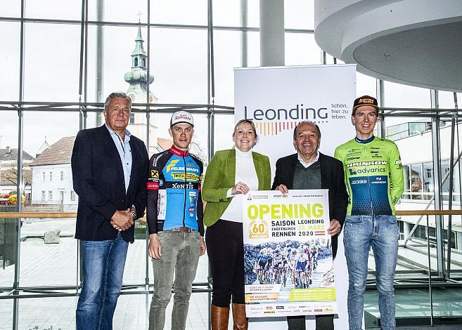  v.l. Vizebürgermeister Mag. Michael Täubel, Leonding, Riccardo Zoidl (AUT, Team Felbermayr Simplon Wels), Bürgermeisterin Dr. Sabine Naderer-Jelinek, Leonding, Paul Resch (Präsident LRV Oberösterreich), Daniel Eichinger (AUT, Hrinkow Advarics Cycleang Team)