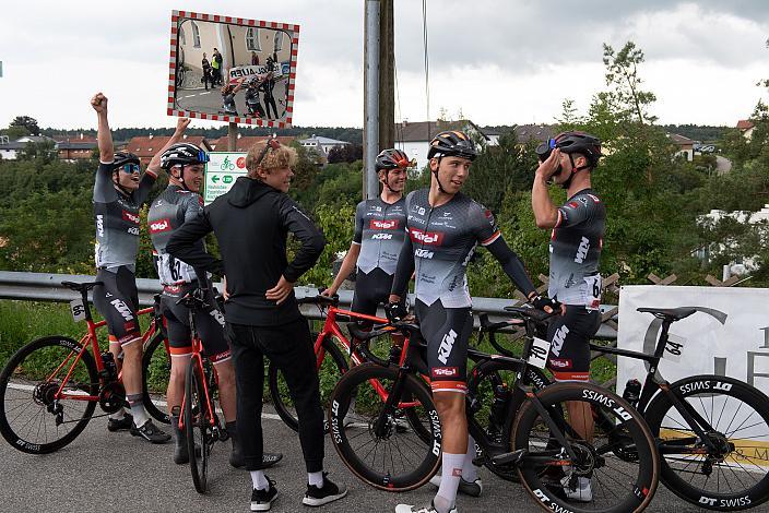 Tirol KTM Cycling Team feiert den Sieg von Logan McLain (USA, Tirol KTM Cycling Team) Ranshofen, 22. Braunauer Radsporttage, ÖRV RadLiga, Radsport, Radliga, ÖRV, Herren Elite, 