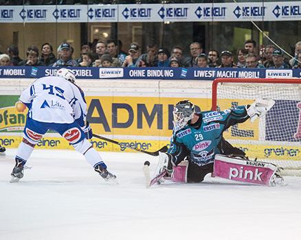 Tormann Michael Ouzas (EHC Liwest Black Wings Linz) klaert gegen Philipp Pinter (EC VSV), EHC Liwest Black Wings Linz vs EC VSV