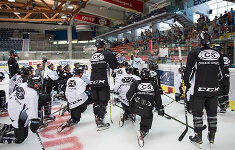 Head-Coach Robert Daum (EHC Liwest Black Wings Linz) leitet das Training