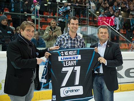 Pat Leahy, Ex-Linzer, wird in der Halle verabschiedet, v.l. Karl Egger, Pat Leahy, Ing. Peter Freunschlag,  EHC Liwest Black Wings Linz vs EC VSV