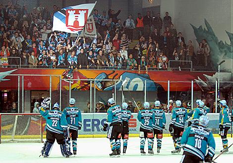 Die Liwest Black Wings Linz verabschieden sich von den mitgereisten Fans.