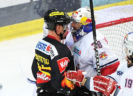 Benoit Gratton, Vienna und Goalie Reinhard Divis, Salzburg, EC Red Bull Salzburg vs. EV Vienna Capitals, Semifinale Spiel 3 