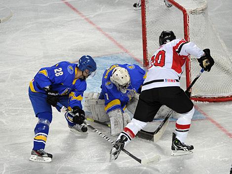#20 Daniel Welser Team Austria vor Tormann Igor Karpenko. Ukraine. Oesterreich und Team Ukraine  