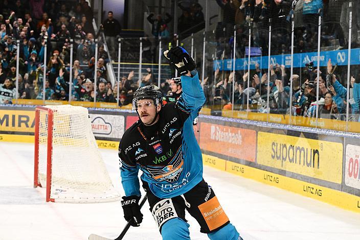 Die Steinbach Black Wings Linz feiern das Tor zum 4 zu 2 durch Travis Barron (Steinbach Black Wings Linz) ins leere Tor der Laibacher, 22. Runde ICE, Steinbach Black Wings Linz vs HK Olimpija Ljubljana, Linz AG Eisarena