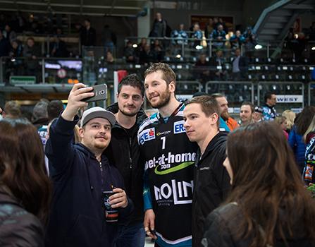 Brett Palin (EHC Liwest Black Wings Linz) mit Fans, EHC Liwest Black Wings Linz vs HC Orli Znojmo, 6. Semifinale