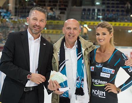 Sieger 50/50 Game mit Manager Christian Perthaler, EHC Liwest Black Wings Linz vs UPC Vienna Capitals