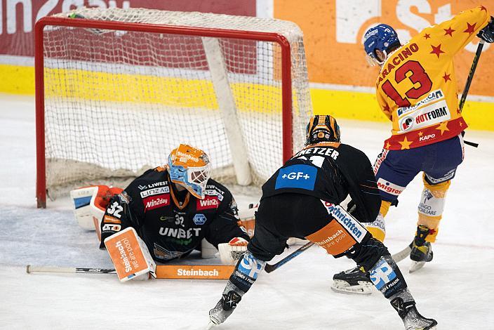 Tormann Rasmus Tirronen (Steinbach Black Wings Linz), Ramon Schnetzer (Steinbach Black Wings Linz), Nicholas Samuel Saracino (Migross Supermercati Asiago Hockey 1935) Steinbach Black Wings Linz vs Migross Supermercati Asiago Hockey 1935, 14. Runde ICE Hockey League, Steinbach Black Wings Linz, Linz AG Eisarena 