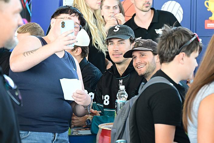 Fans mit Niklas Würschl (Steinbach Black Wings), Philipp Wimmer (Steinbach Black Wings Linz), Die Steinbach Black Wings Linz,  TeamPräsentation,  Steinbach Black Wings Linz