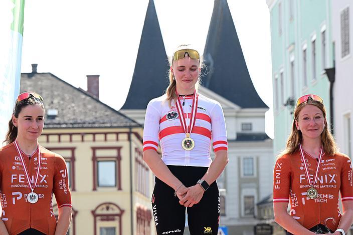 Podest damen v.l. 2. Platz Christina Schweinberger (AUT, Fenix-Premier Tech), Sieger Katharina Sadnik (AUT, Team Visma | Lease a Bike), 3. Carina Schrempf (AUT, Fenix-Premier Tech) 