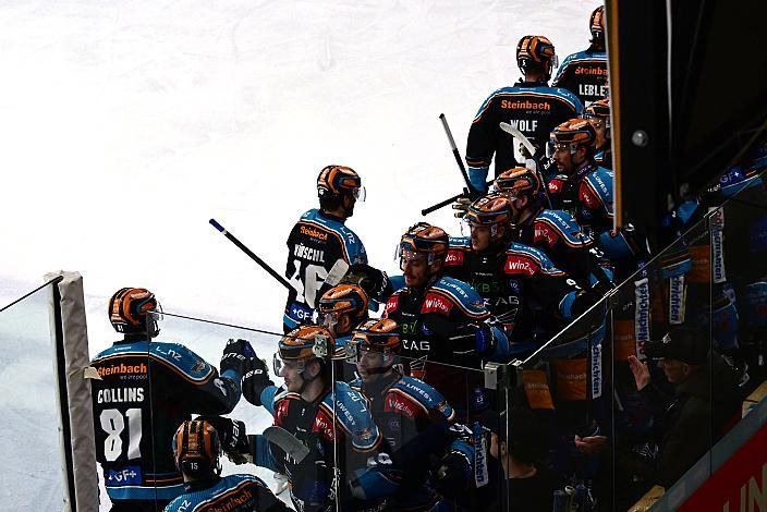 Die Steinbach Black Wings Linz feiern das Tor zum 1 zu 2 an der Bande, Win2Day ICE Hockey League,  1. Viertelfinale, Steinbach Black Wings Linz vs Moser Medical Graz 99ers,  Linz AG Eisarena 