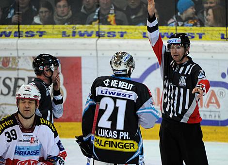 Philipp Lukas Linz und Schiedsrichter Thomas Bernecker, Liwest Black Wings Linz vs. EC KAC