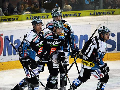 Pat Leahy, Mike Ouellette undAdrian Veideman und Curtis Murphy jubeln, EHC Liwest Black Wings Linz vs. Moser Medical Graz 99ers