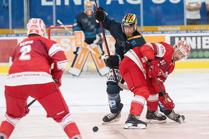 v.l. Sean Collins (Steinbach Black Wings Linz), Daniel Weiss (EC Bad Nauheim) Testspiel Steinbach Black Wings Linz vs EC Bad Nauheim, Linz AG Eisarena, pre season 