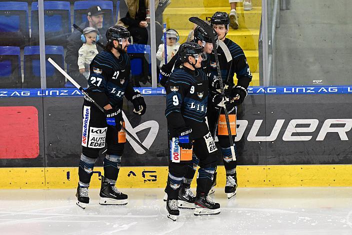 Die Steinbach Black Wings Linz feiern das Tor zum 3 zu 1 durch Graham Knott (Steinbach Black Wings Linz), Steinbach Black Wings Linz - HKM Zvolen (SVK), Linz AG Eisarena