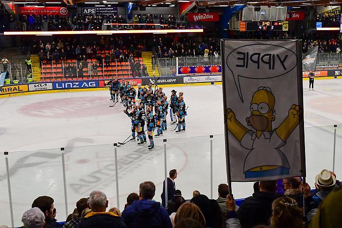  Das Team der Steinbach Black Wings Linz feiern den Heimsieg über die Vienna Capitals, Win2Day ICE Hockey League,  Steinbach Black Wings Linz vs Spusu Vienna Capitals,  Linz AG Eisarena 