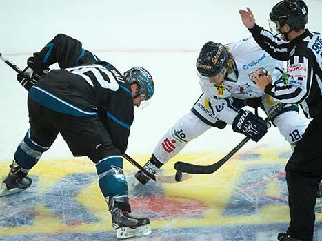 Chad Rau, Linz und Harrison Reed, Straubing, EHC Liwest Black Wings Linz vs Straubing Tigers