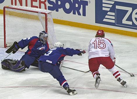 Thomas Vanek, Stuermer, Team Austria im Angriff auf das Tor von Frankreich, Torhueter ChristobaI Huet.                              