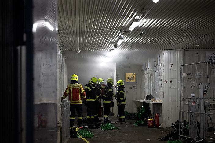 Die Feuerwehr löscht Brand in der Toilette des Gästesektors. Lask vs SV Guntamatic Ried, Admiral Bundesliga, 2021 - 2022