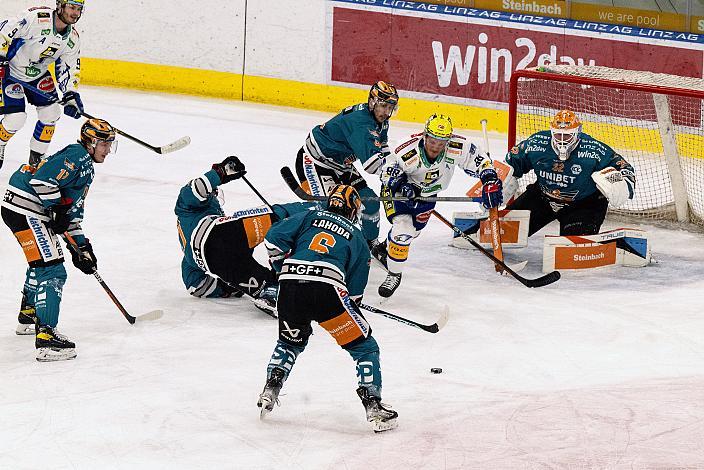 Alexander Lahoda (Steinbach Black Wings Linz), Tormann Rasmus Tirronen (Steinbach Black Wings Linz), Anthony Luciani (EC iDM Wärmepumpen VSV)  lSteinbach Black Wings Linz vs EC ID Wärmepumpen VSV, 47. Runde, Retro Night, ICE Hockey League, Steinbach Black Wings Linz, Linz AG Eisarena 