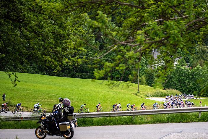 Das Feld in der Abfahrt nach Kirchdorf, 3. Etappe Traun - Hinterstoder, Int. Raiffeisen Oberösterreich Rundfahrt UCI Kat. 2.2