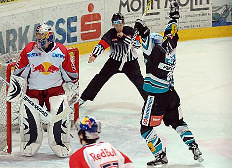 #30 Christian Perthaler, Stuermer, Liwest Black Wings jubelt ueber den Anschlusstreffer von Pat Leahy zum 4 zu 3.